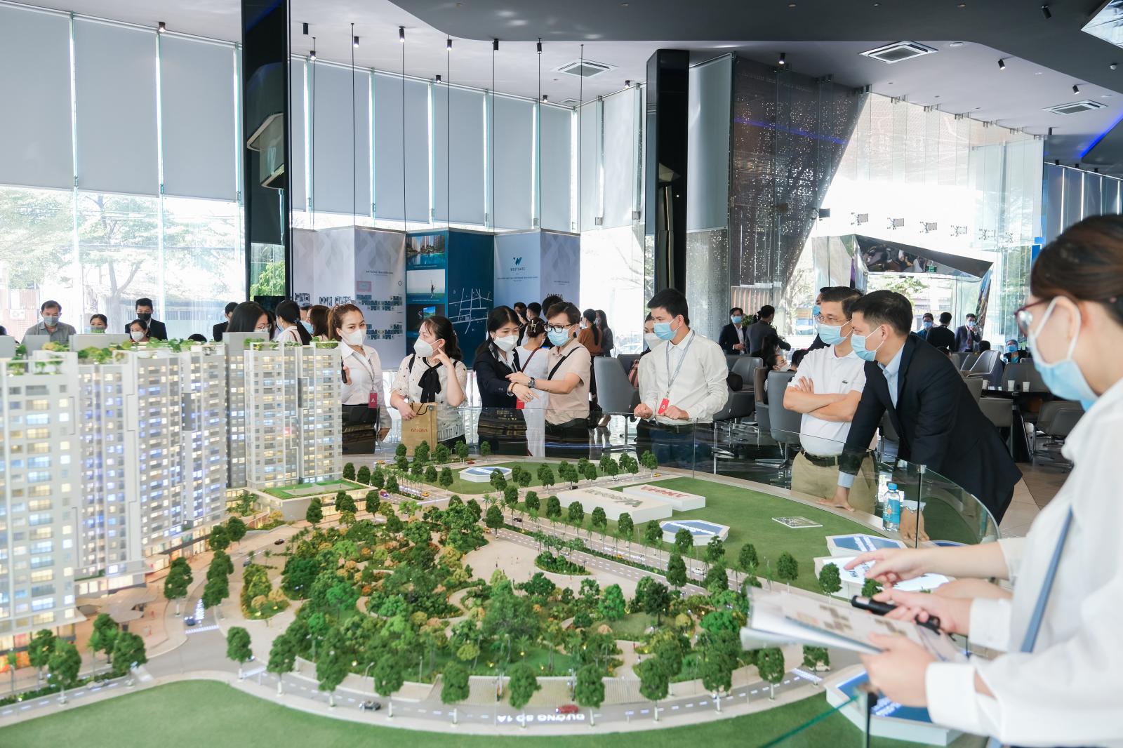 Thị trường BĐS 6 tháng đầu năm đối mặt nhiều khó khăn từ động thái thắt chặt tín dụng vào thị trường.
